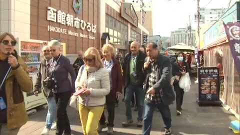 函館朝市を見て回る外国人観光客