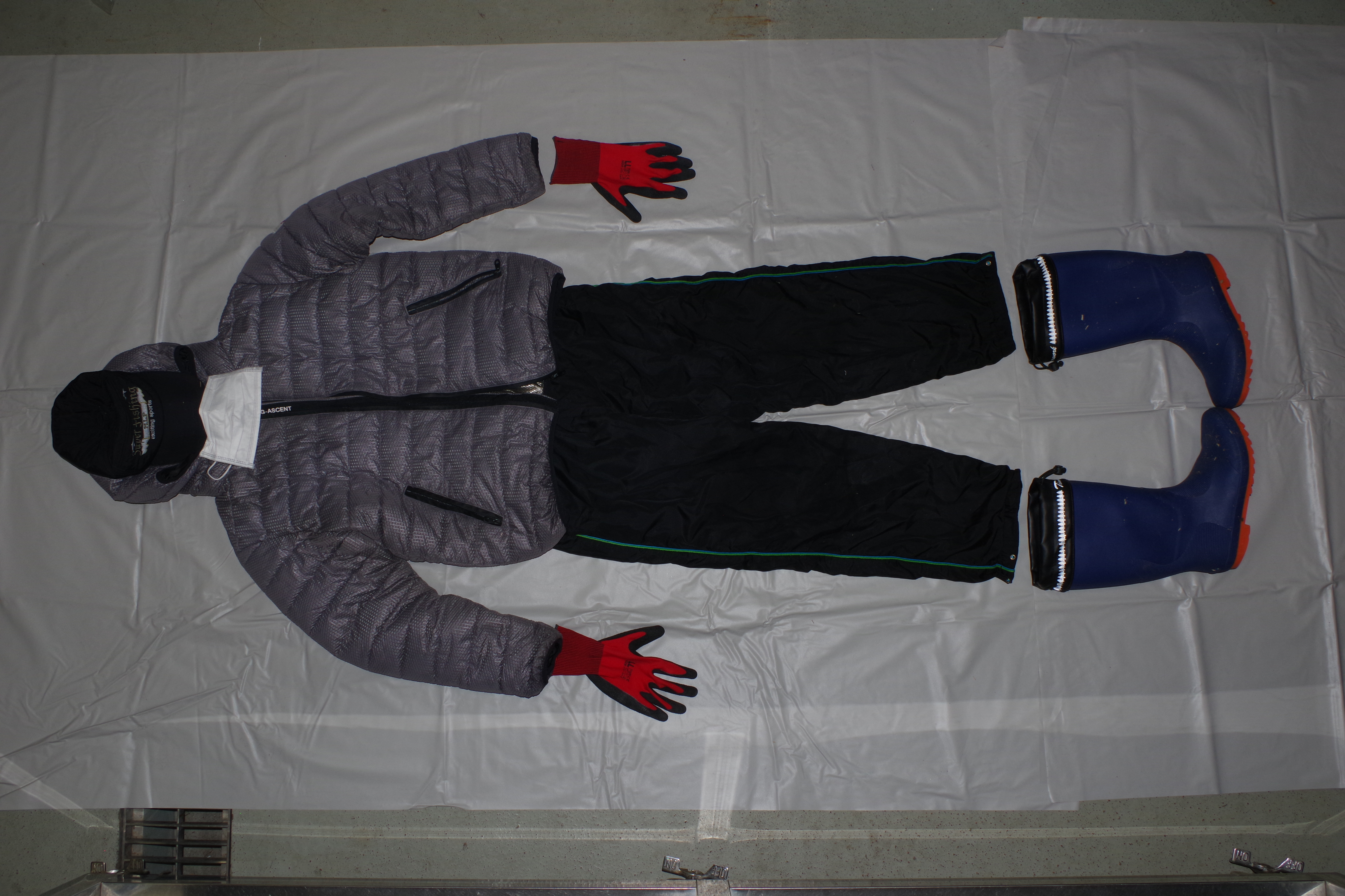 公開された男性の着衣（提供 北海道警）