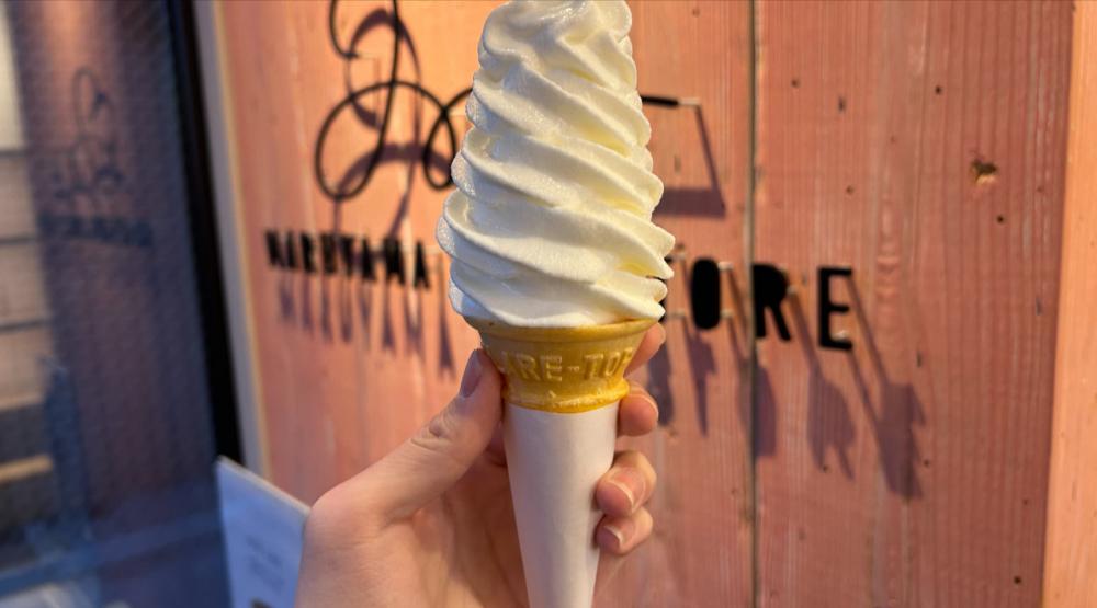 「円山牛乳販売店」で味わう2種のソフトと白いパフェ「牛乳100%の極上口どけ」
