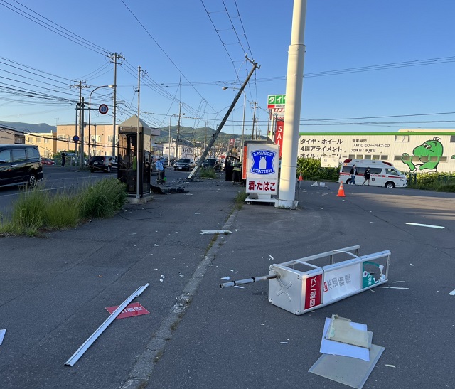 【速報】吹き飛んだバス停の標識 電柱も折れ曲がる…ワゴン車と軽乗用車が出合い頭に衝突 3人ケガ　北海道・函館市内