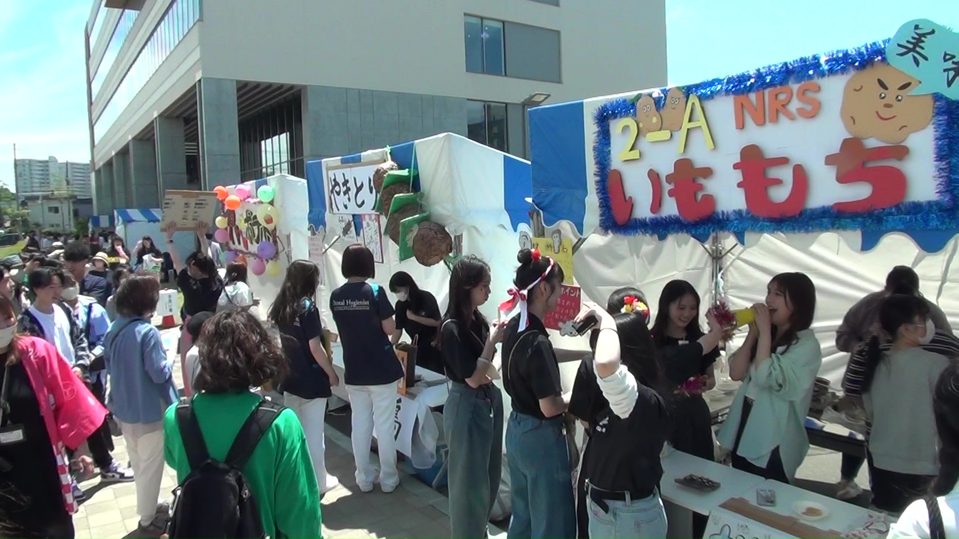 大勢の人が訪れた「札幌看護医療専門学校」の初の学園祭（札幌市厚別区、2023年6月24日）