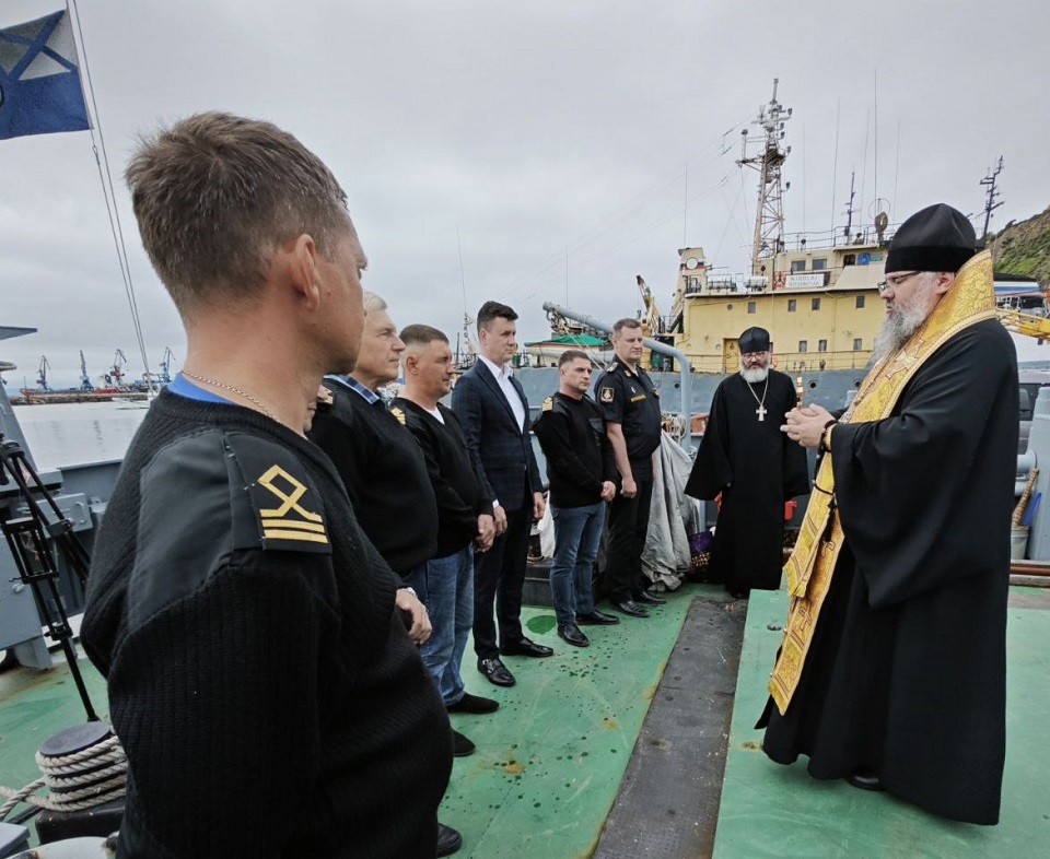 船の上で聖なる儀式を行う協会関係者（ロシア正教会ユジノサハリンスク・クリール教区のサイトより）