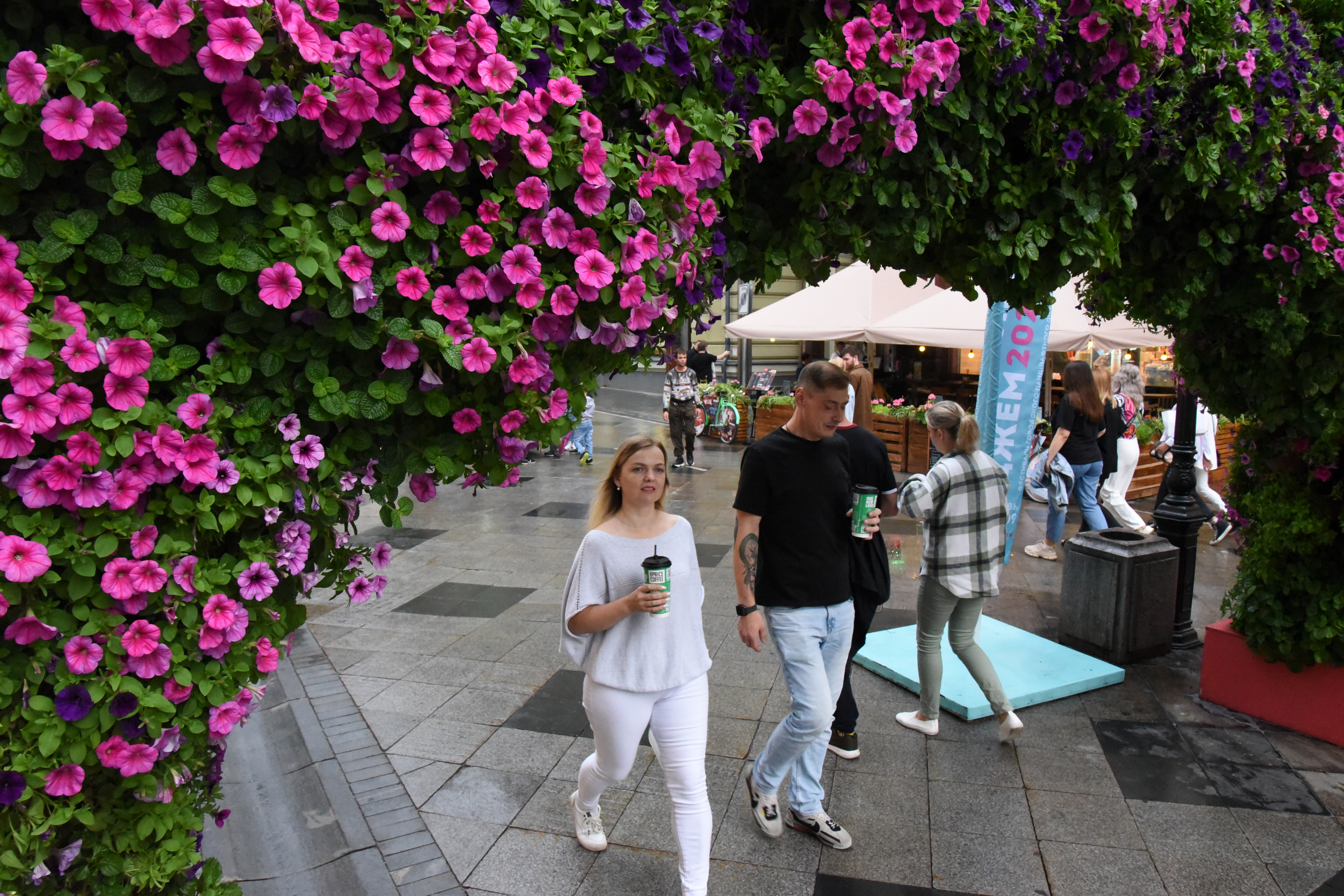モスクワでは花で街を彩るイベントが開催中。 市民はコーヒー片手に、咲き誇る花の中を散歩する（2023年8月）