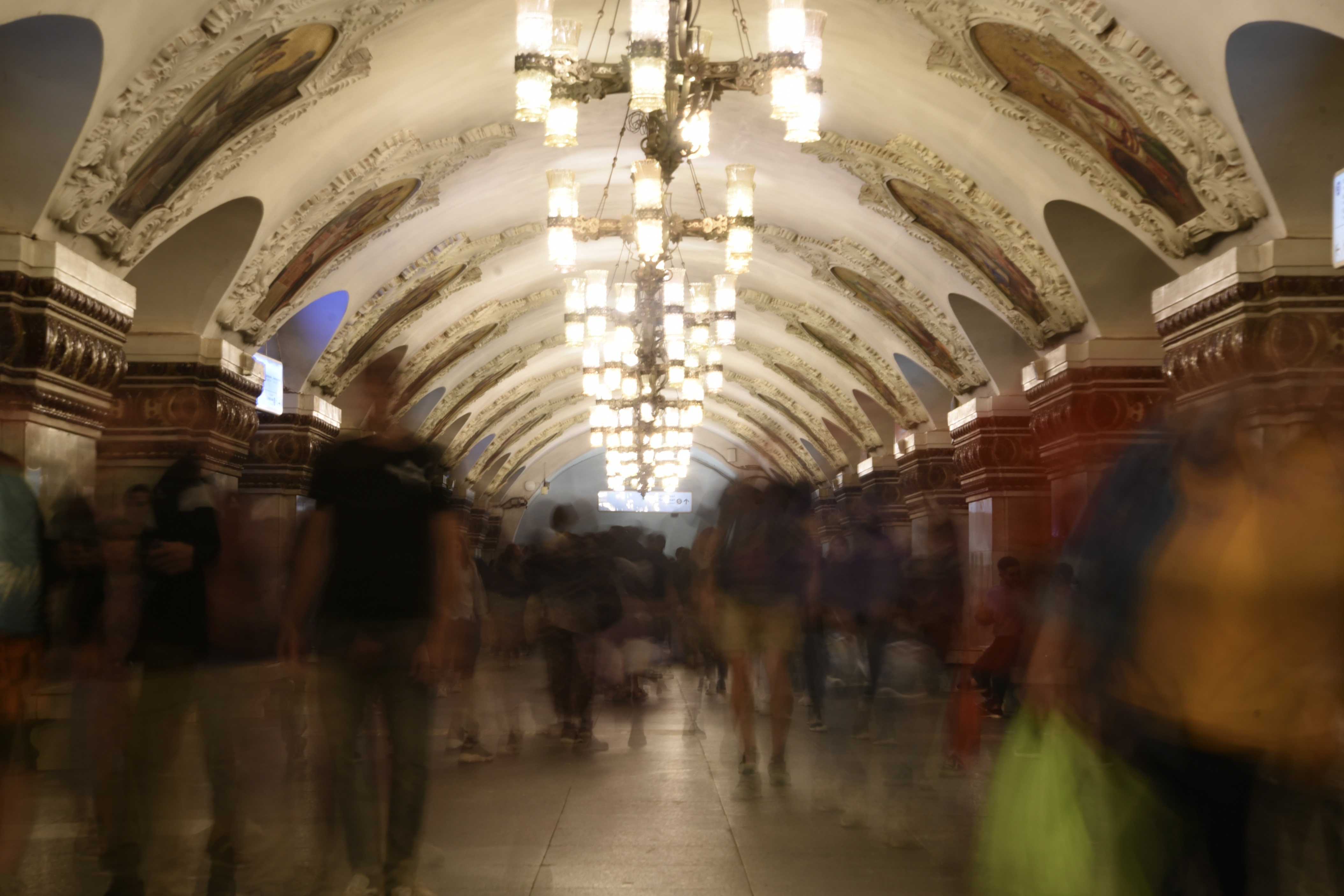 モスクワ市民の足となっている地下鉄は通常運転。 多くの人がいつも通り行き交い、 戦争している国とは思えない（2023年8月、2秒露光）