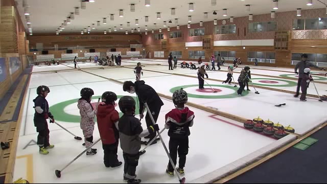 「想像より重かった」小学生がカーリングを体験 氷の上の基本動作学ぶ 北海道札幌市