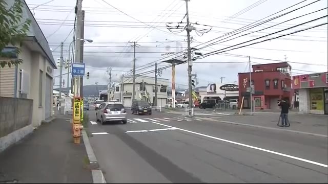 車にはねられ男性が重傷 車は現場から逃走中 
