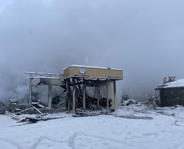 店舗兼住宅など3棟が燃える 北海道美唄市の国道沿いで消火活動続く…住人2人と連絡取れず確認急ぐ 北海道ニュース UHB UHB 北海道文化放送