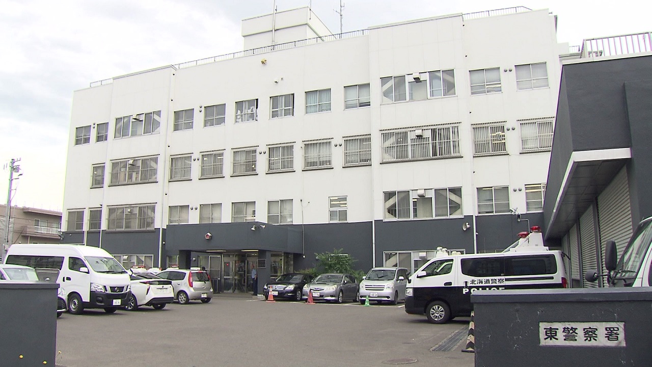警察署に”2676回も迷惑電話” 無言だけじゃなく「バカ死ね！」「お前らが嫌いだ」とわめき散らす…昼夜問わず長時間電話をかけ続けた56歳無職女を逮捕
