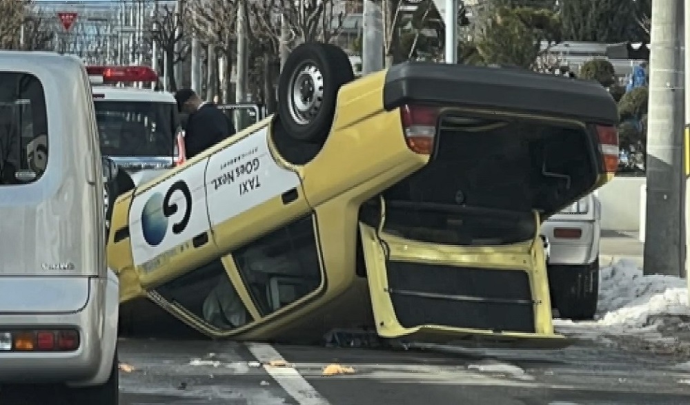 タクシーが道路脇の街路樹に衝突し横転…トランクが大きく開いた状態でひっくり返る 運転手の60代男性がケガ 札幌市北区