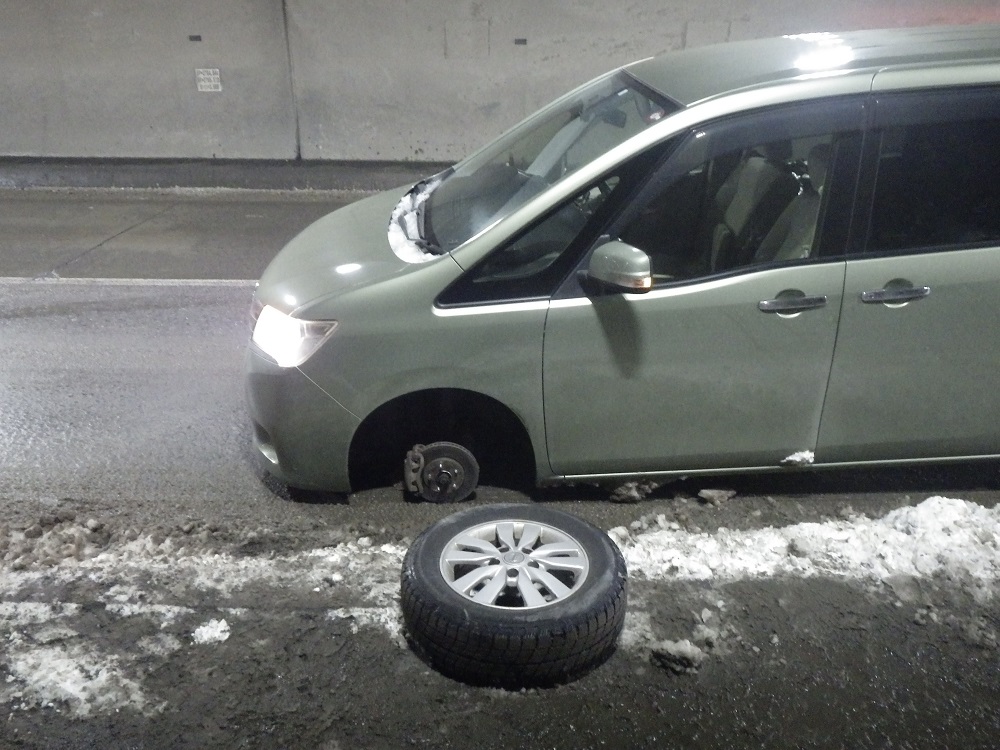 小樽市内でタイヤが外れた車（提供：道警）