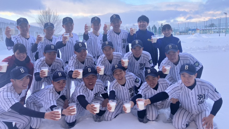 決定後「牛乳」を手に喜ぶ別海高校の野球部員たち