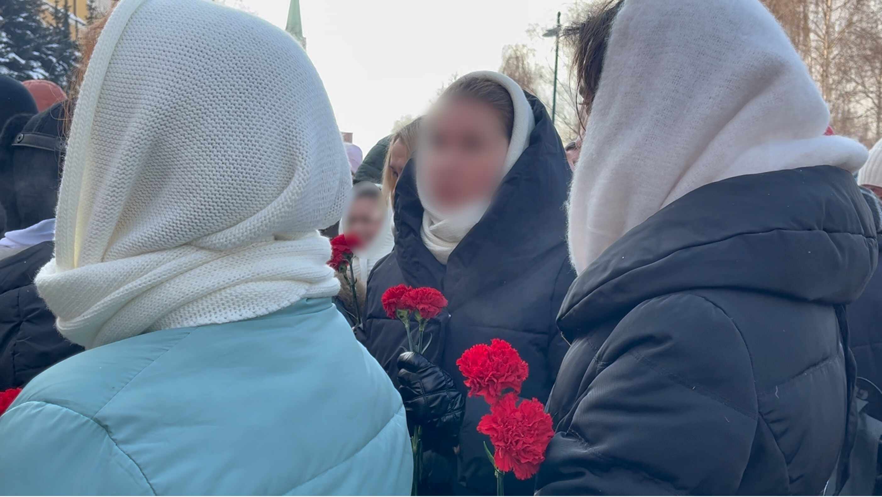 クレムリンの壁際に設けられた無名戦士の墓で献花する人々（2024年2月、モスクワ）