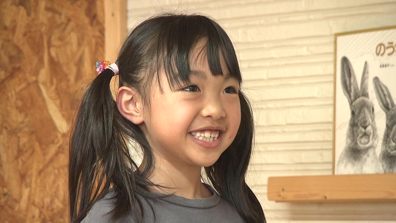 みちゅバチと一緒に遊ぶはなちゃん