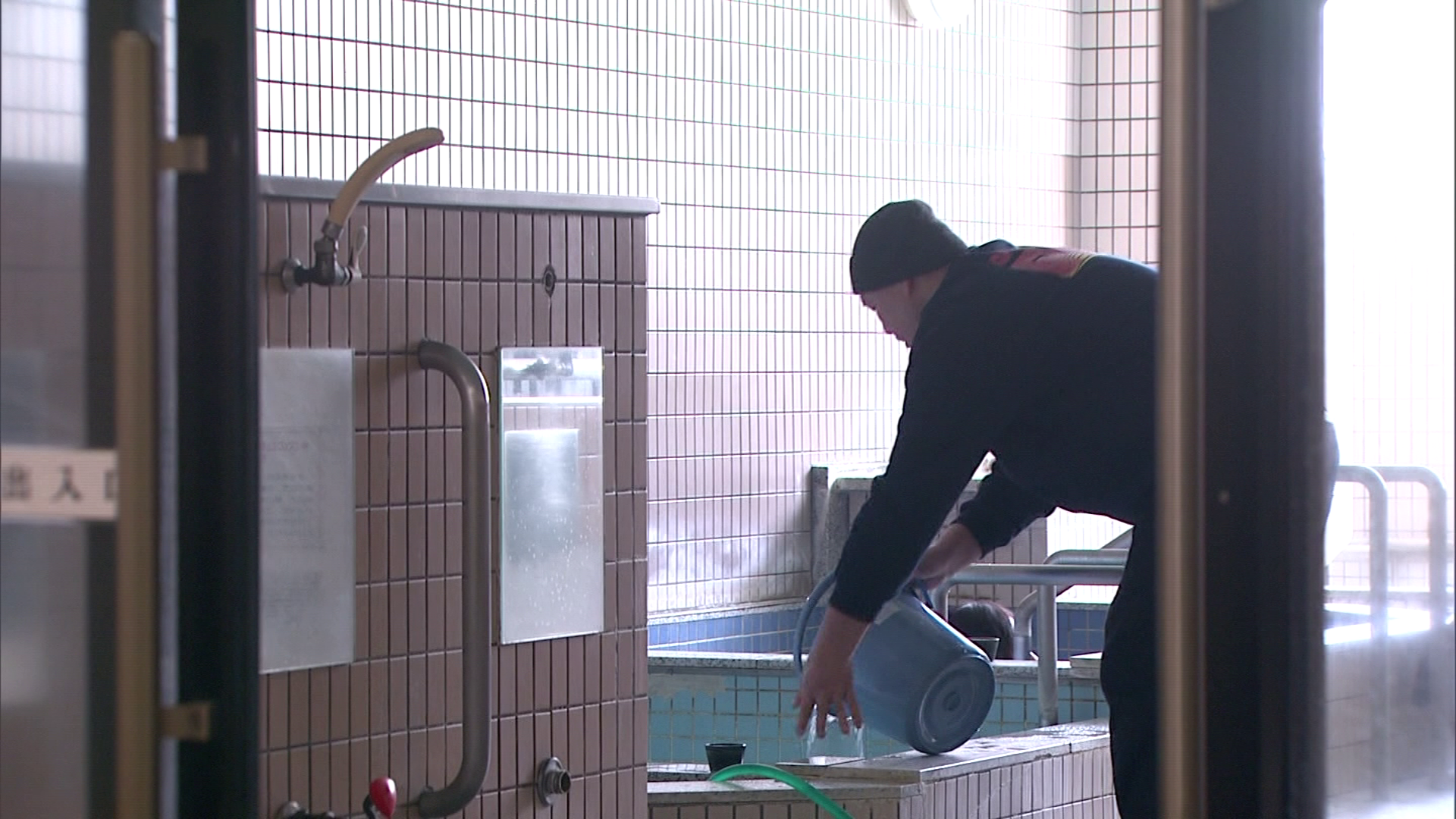 菊の湯を掃除する山村さん