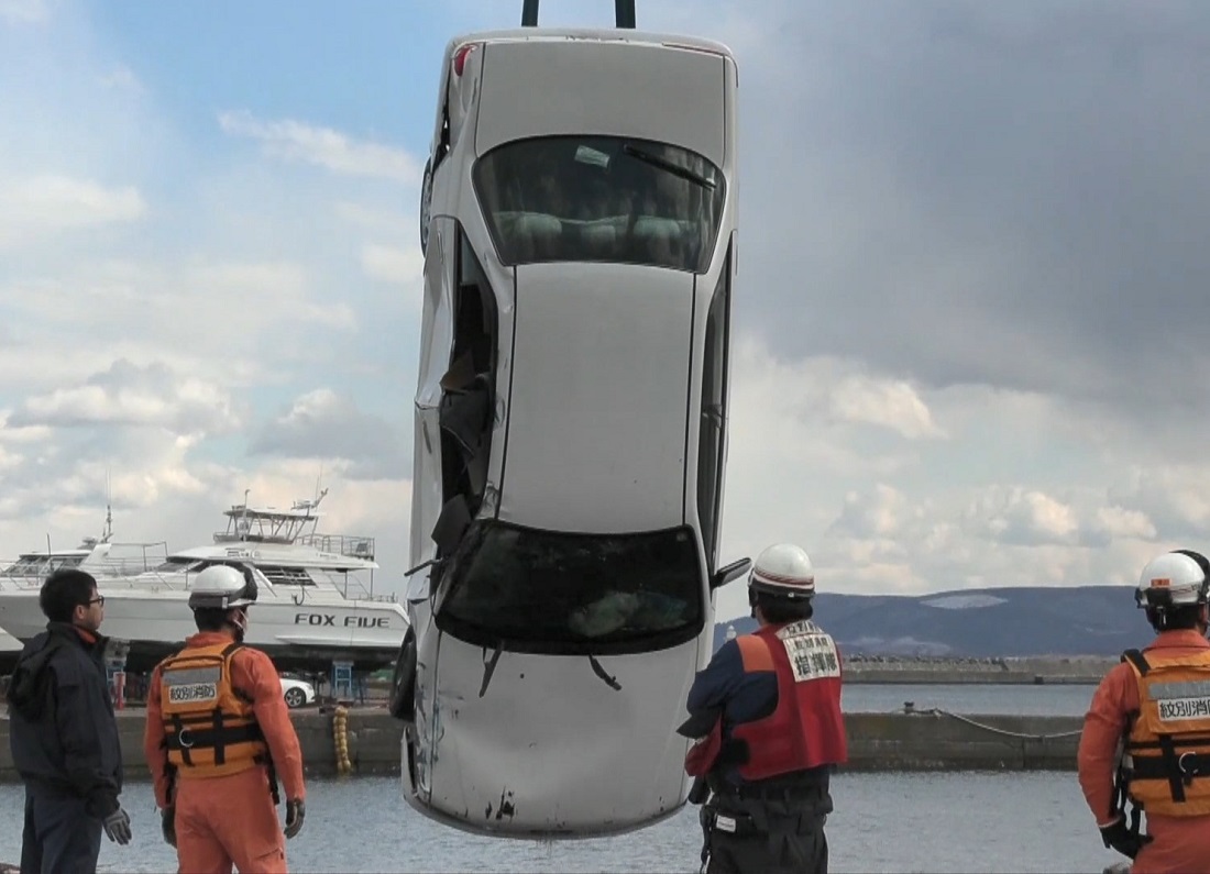 海中から引き揚げられた乗用車