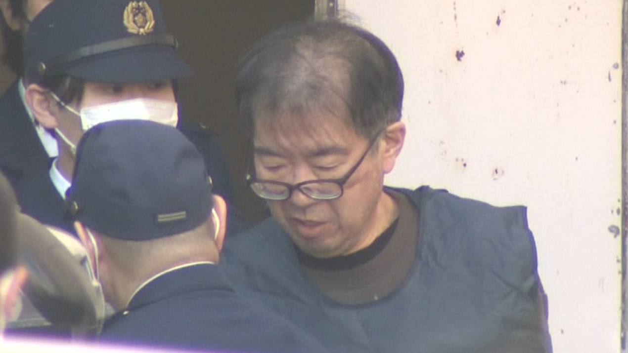 送検される池井容疑者（4月5日、北海道警函館中央署）