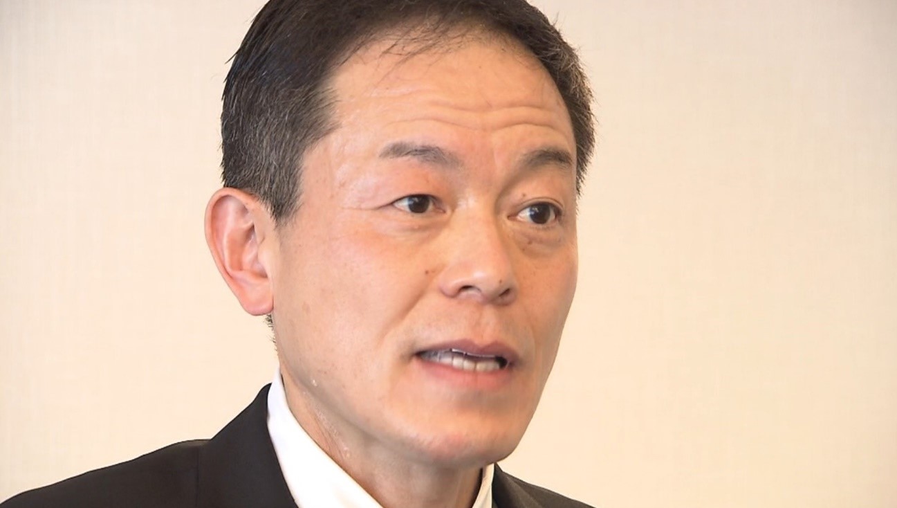 報道陣の取材に応じる長谷川岳参院議員（札幌市内）
