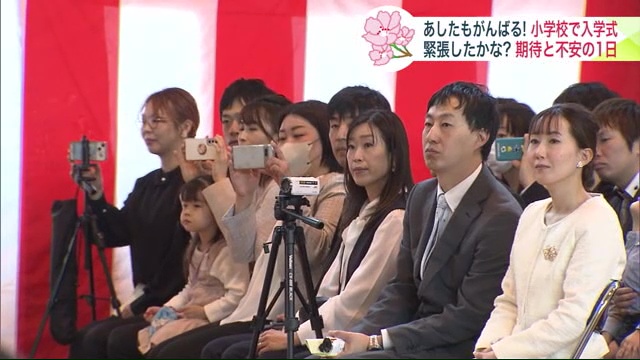 保護者は子どもの成長した姿を写真や映像に