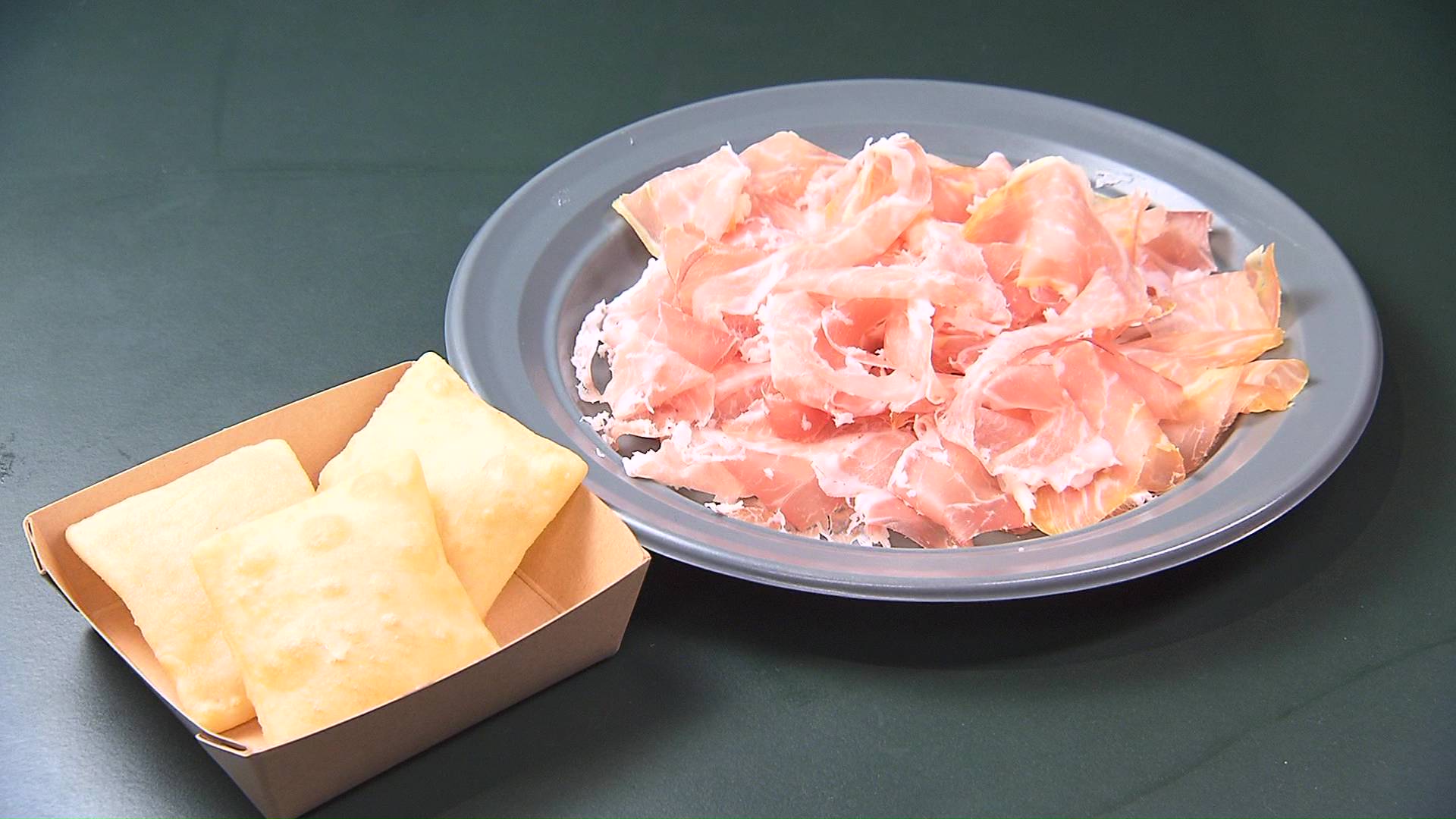 お酒が進む「切りたて生ハムと揚げパンのセット」