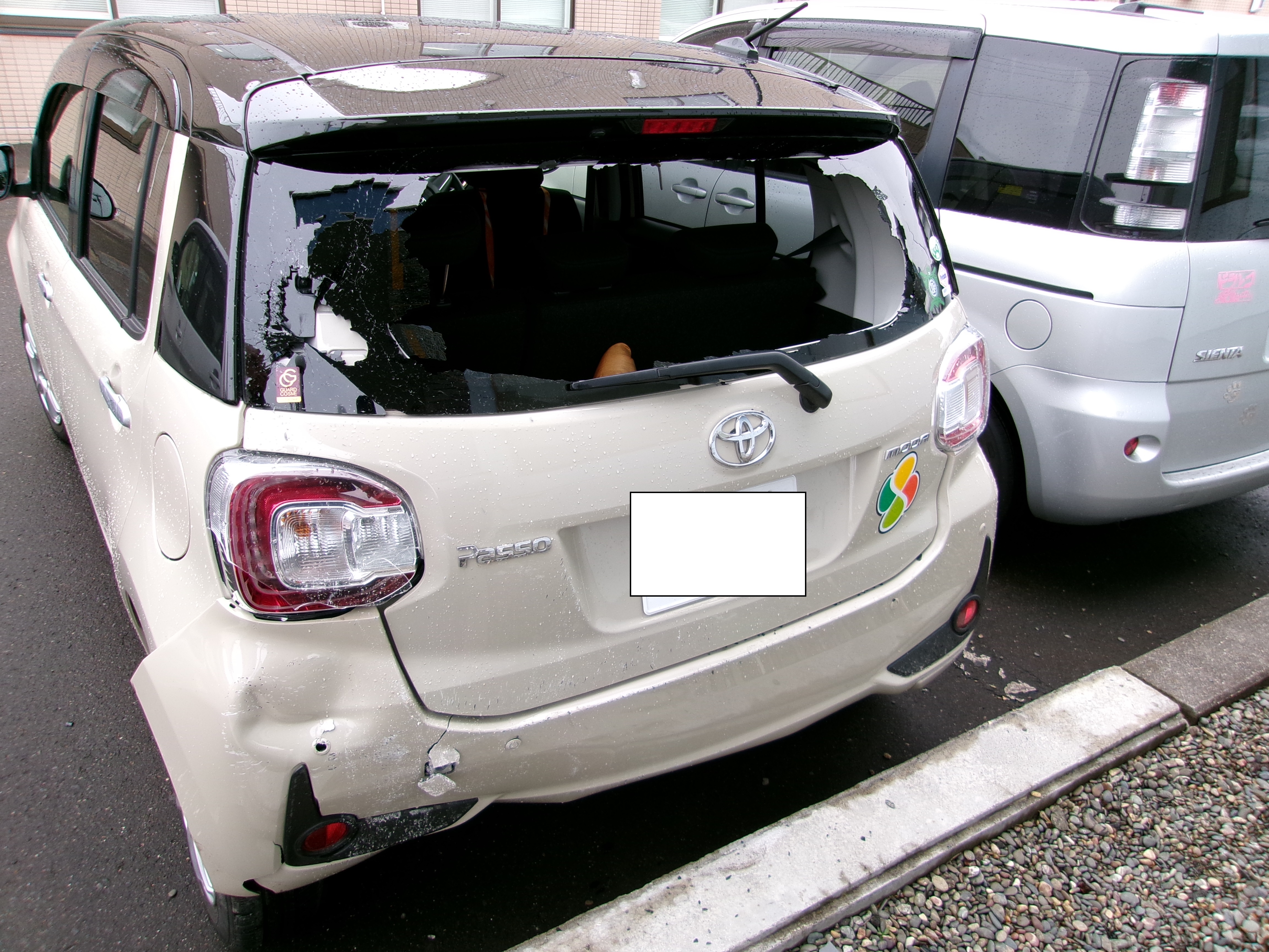壁に衝突しリアガラスが割れた車（提供 北海道警）