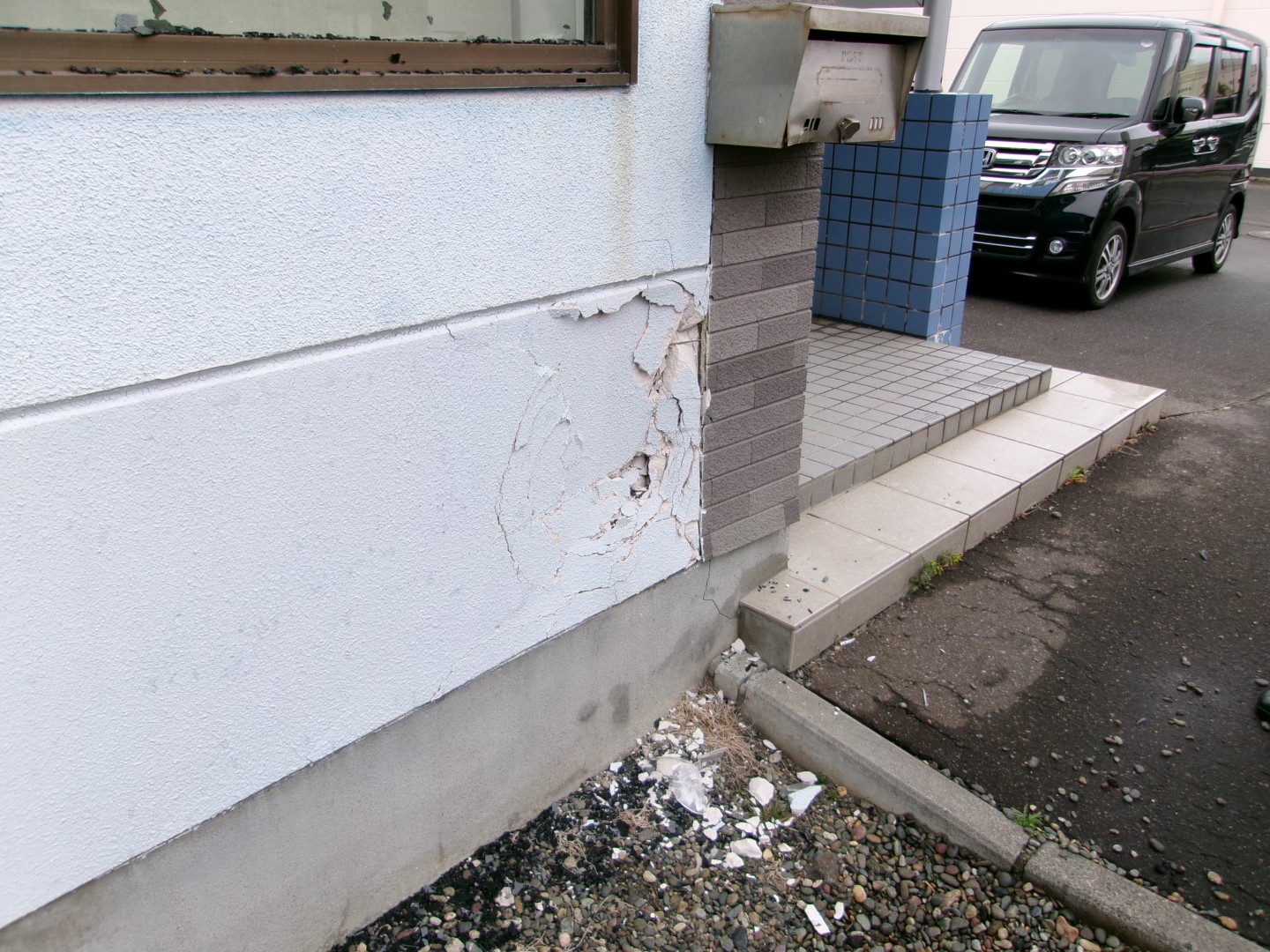 車が衝突した壁（提供 道警）