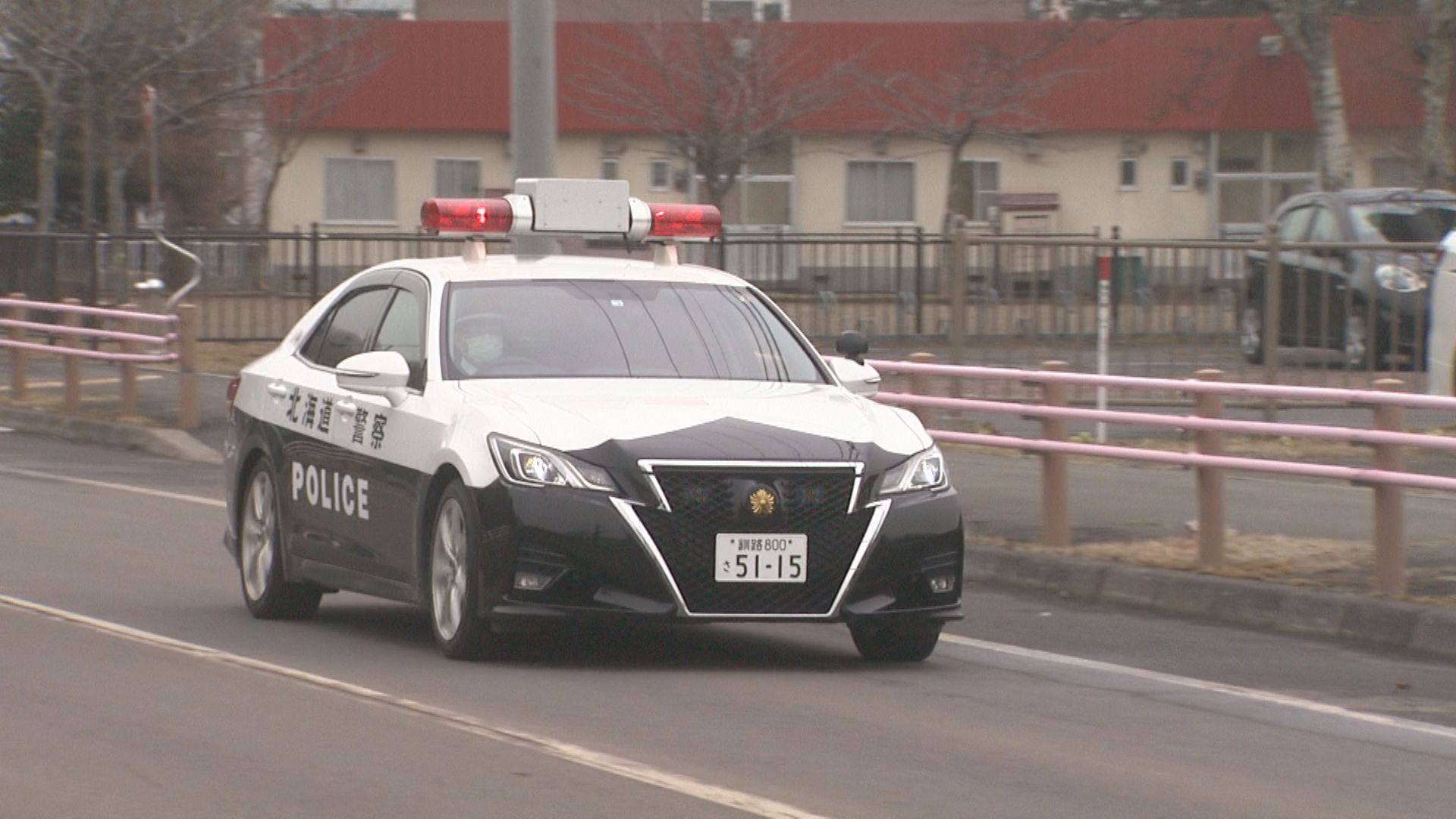 「メロディーパトロール」で通学路を巡回するパトカー（4月8日、北海道厚岸町）