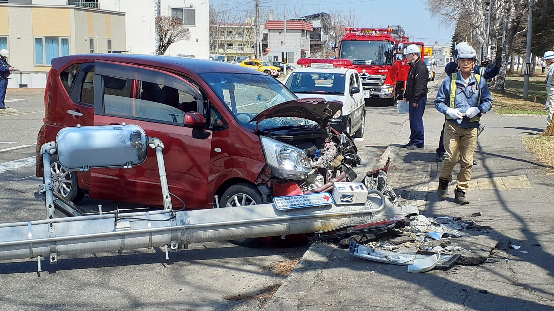 信号柱に衝突した車