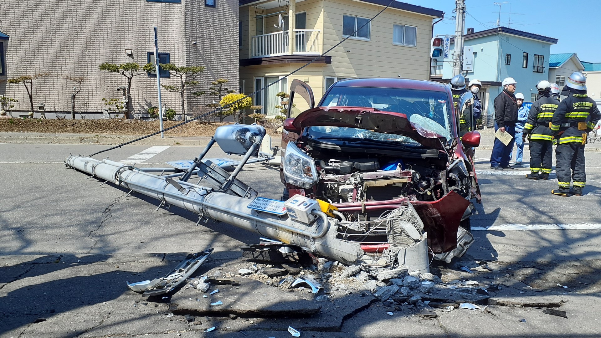 信号柱が根元から折れた