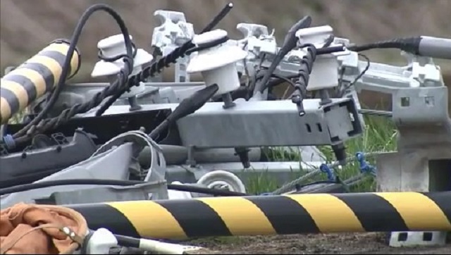 折れた電柱