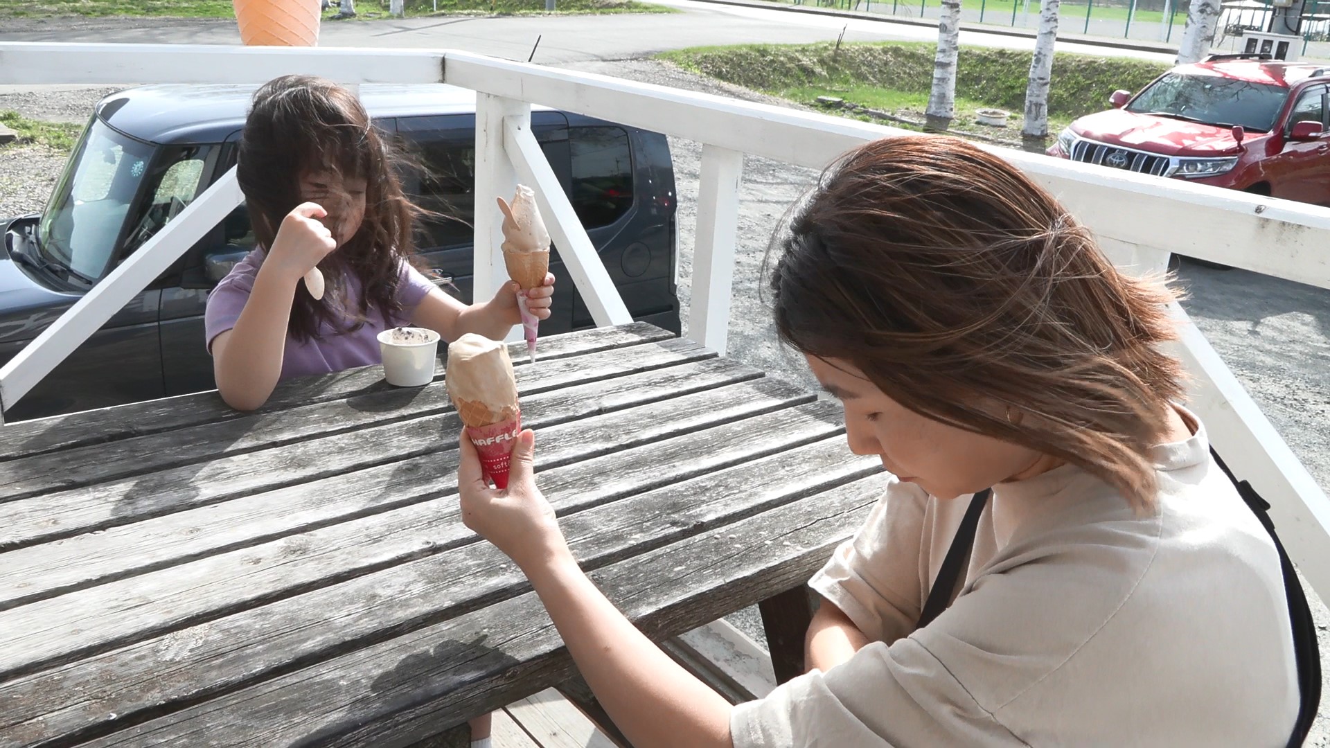 屋外でアイスクリームを食べる人も
