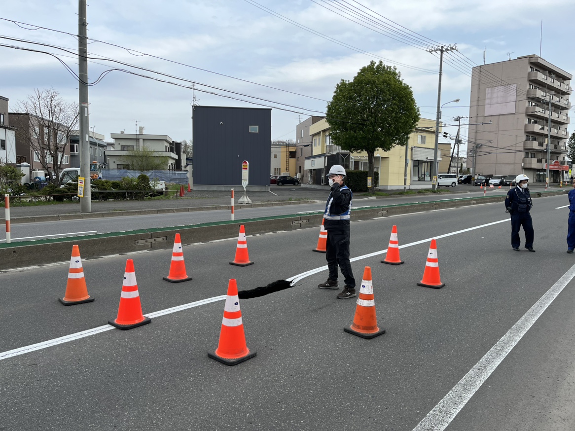 道路が陥没した現場 札幌市清田区真栄