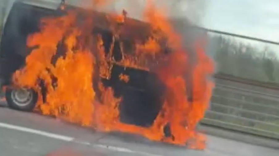 炎に包まれる車「走行中にボンネットから出火した」高速道路で“軽乗用車炎上”一時通行止めに…運転手は路肩に車を止め無事 北海道恵庭市の道央自動車道
