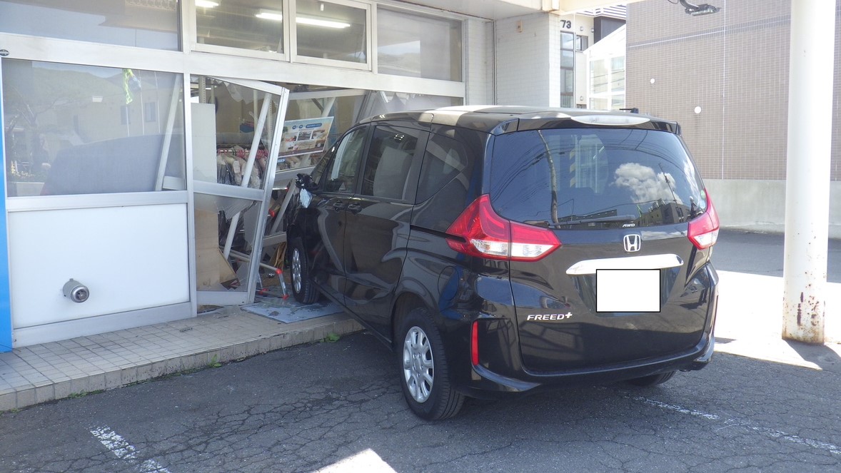 【営業中のクリーニング店に乗用車突っ込む】運転手は60代女性 ブレーキとアクセル 踏み間違えたか―北海道札幌市