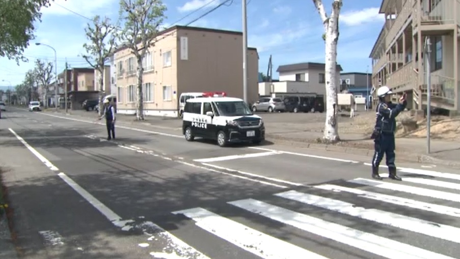 9歳くらいの男子児童がワンボックスカーにはねられ死亡
