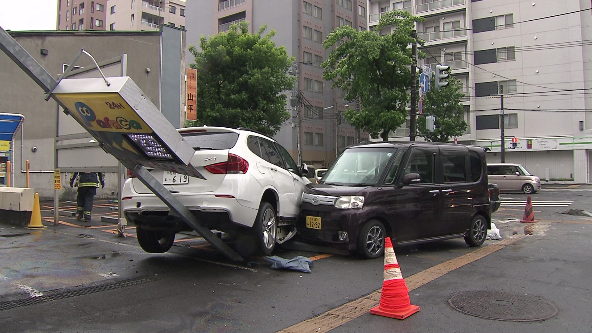 「勘違いして右折してしまった」軽乗用車とタクシー衝突しコインパーキングへ…