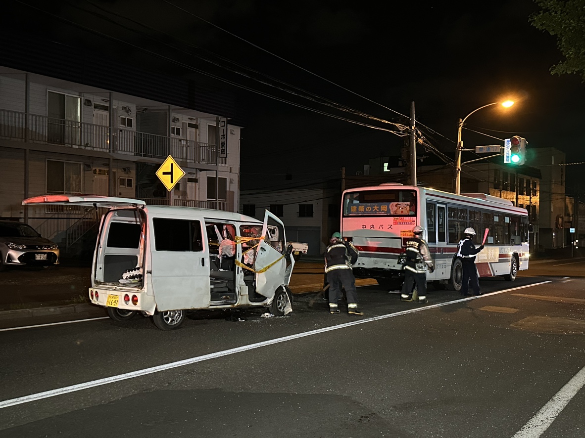 【速報】軽ワゴン車×路線バスの事故 