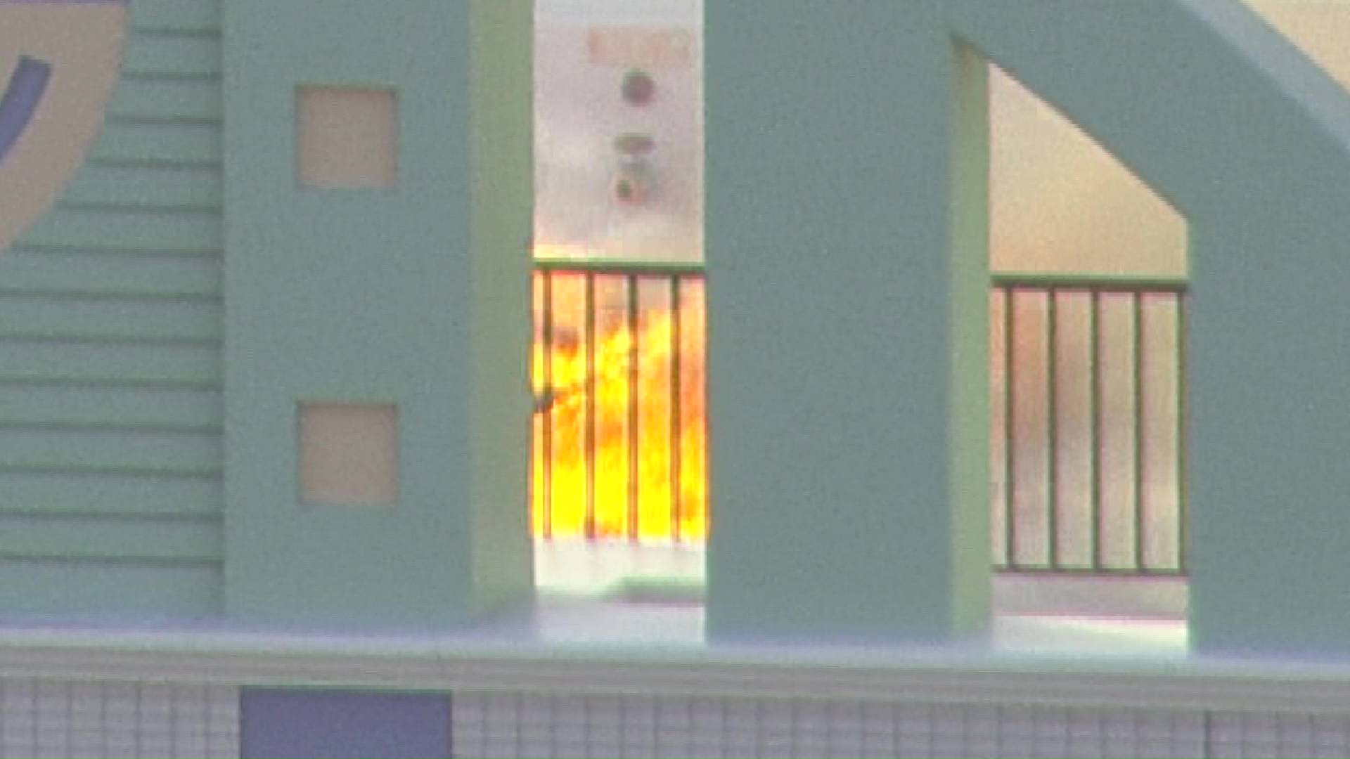 11階建てマンションの屋上で火事 “バーベキュー”の炭火の不始末か…消えたと思っても中心部にはまだ“火種”が 数時間後に出火のケースも