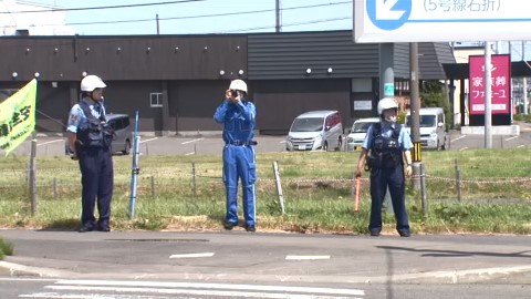 現場の状況を調べる警察（札幌市手稲区）