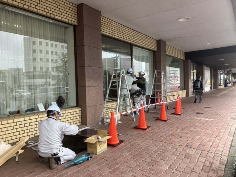 乗用車が突っ込んだ現場（JR釧路駅）