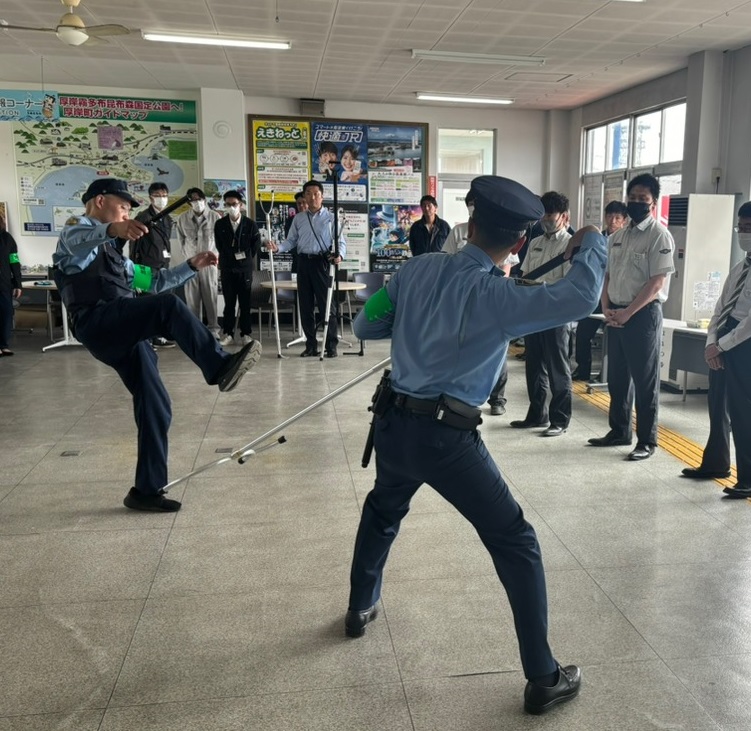 実戦的な「さすまた」訓練も行われた