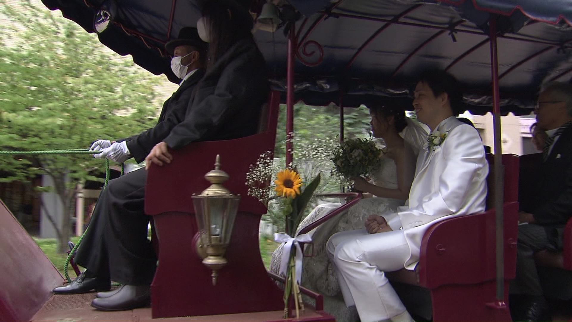 2人が乗り込んだのは馬車