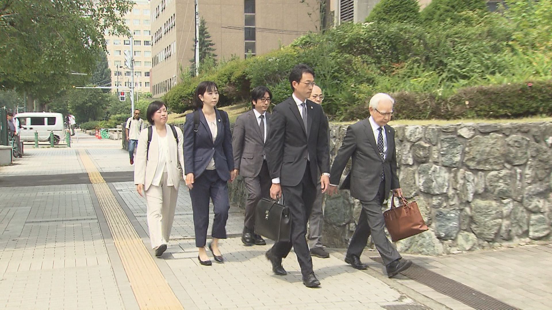 札幌地裁に提訴する弁護団（札幌市）