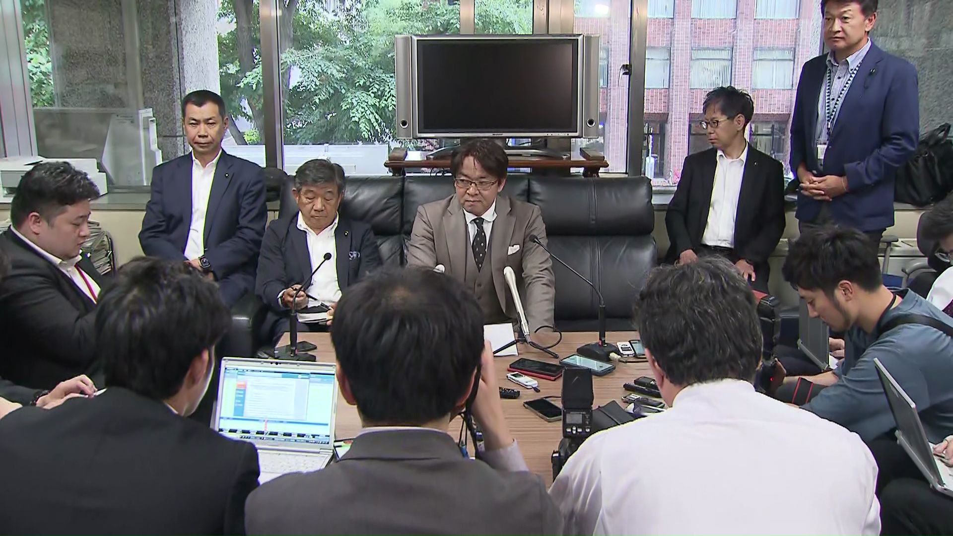 自分名義の香典を選挙区の有権者に渡していた疑い