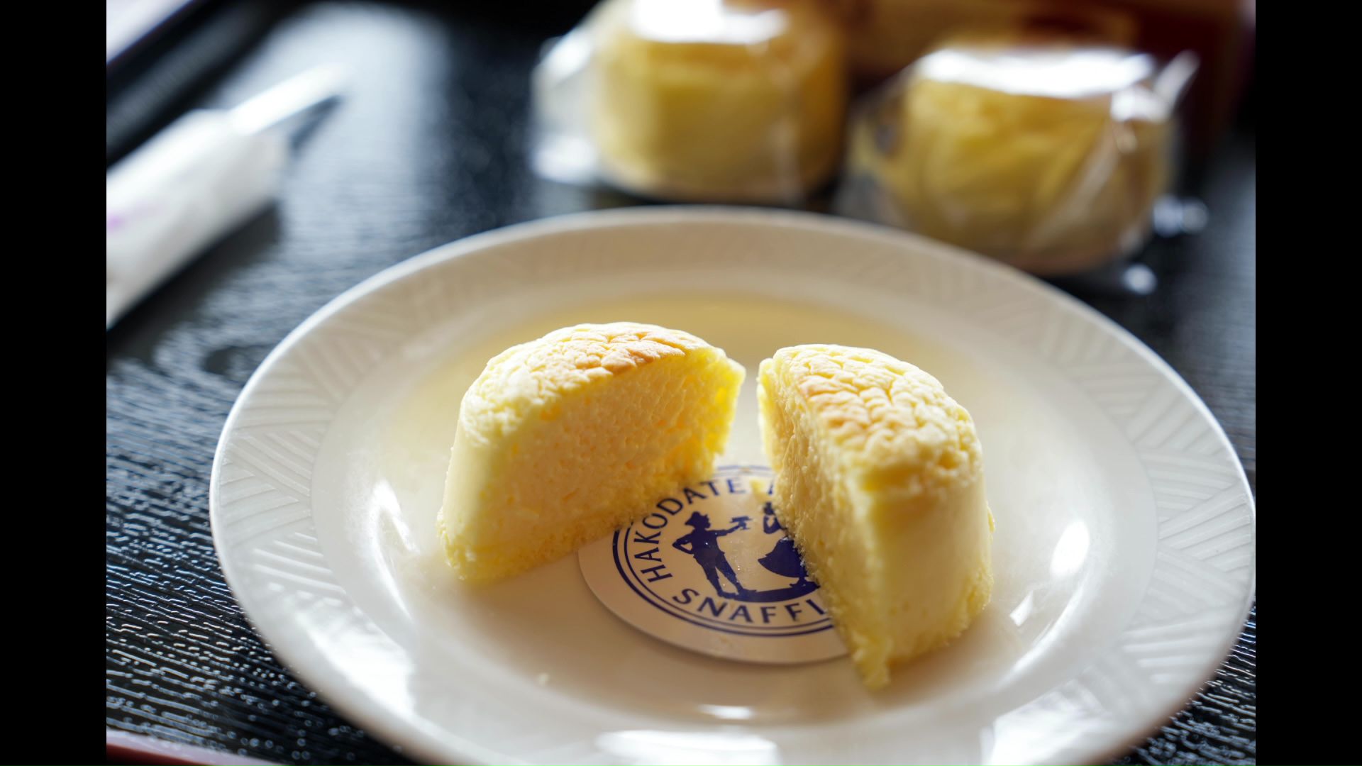 2人が注文した函館銘菓「スナッフルス」のチーズオムレット