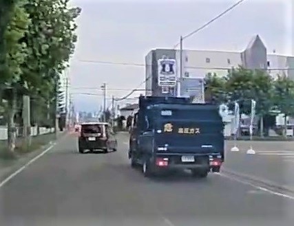 ２車線の一方通行道路で左側からいきなり