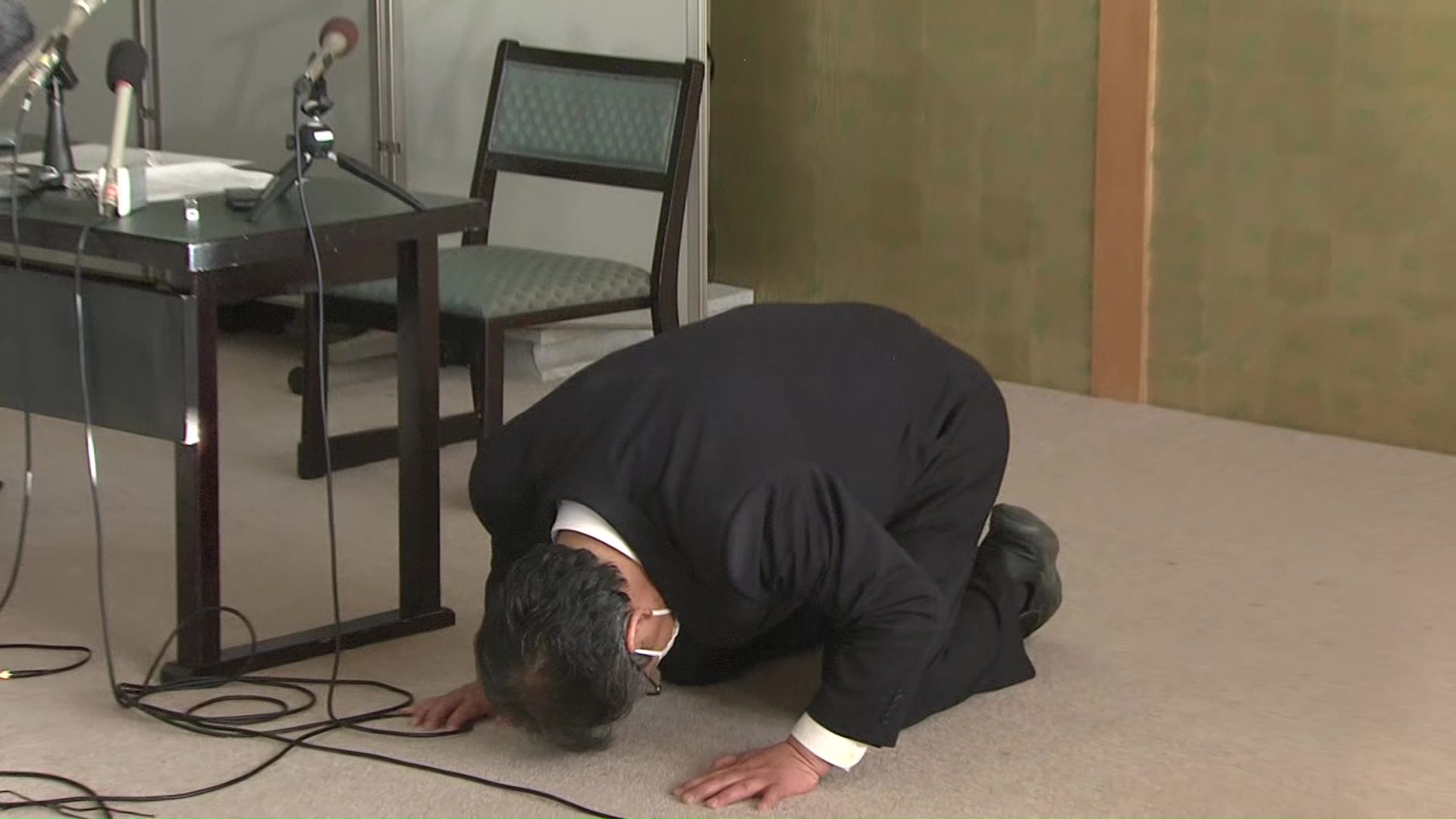 謝罪する桂田被告