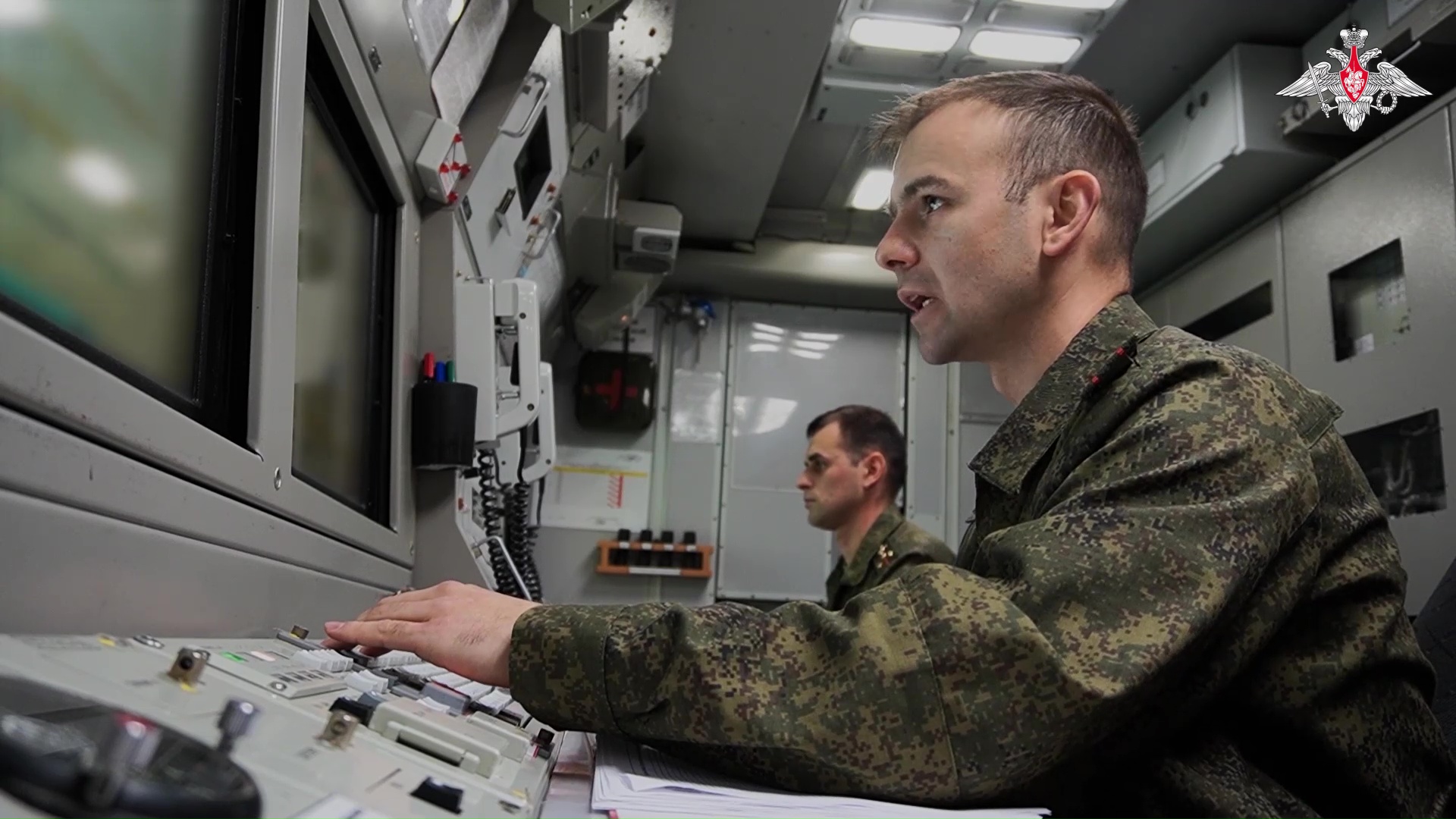 ミサイル発射ボタンを押す様子(提供 ロシア国防省)