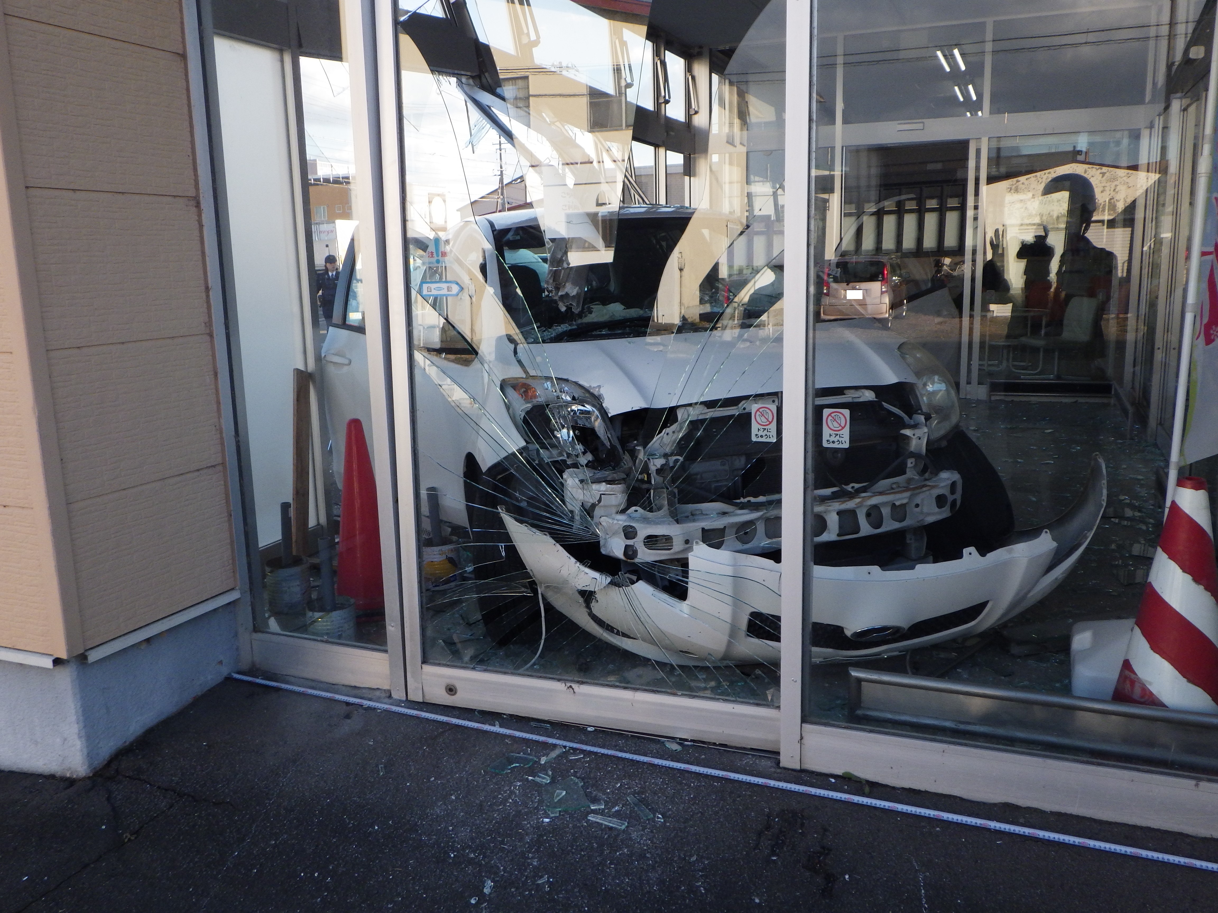喫茶店に突っ込んだ乗用車 提供:道警