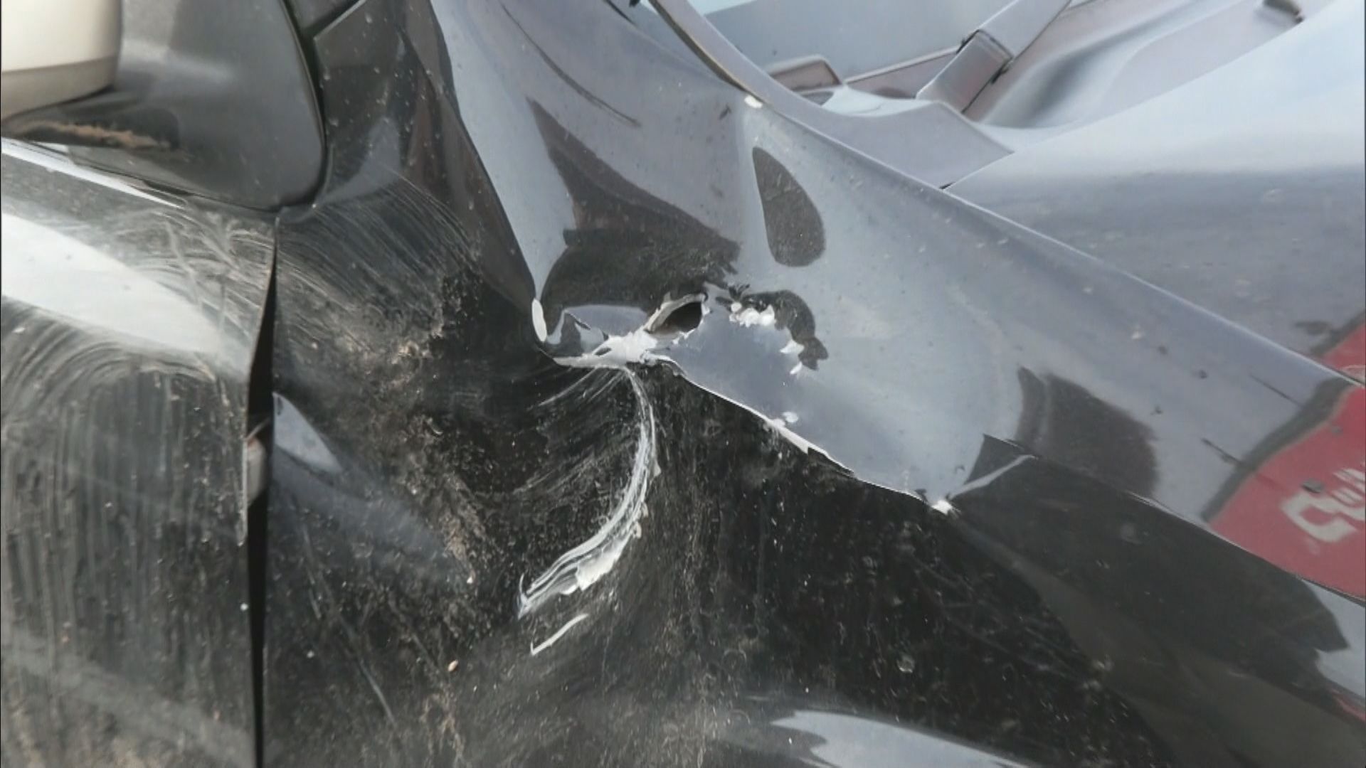 車体はへこみ穴まであいた