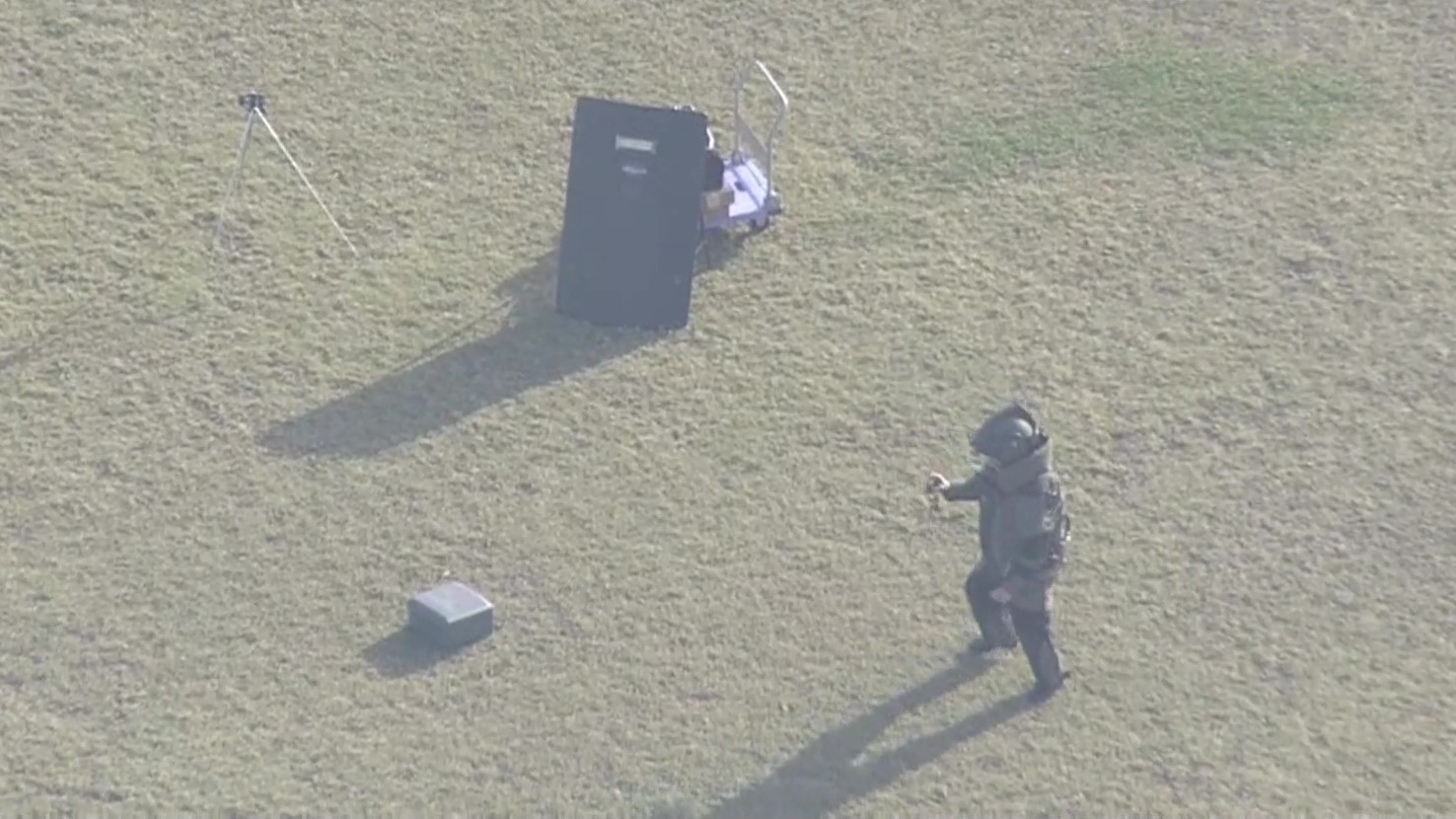 作業中の北海道警爆弾処理班(11月22日午後1時)